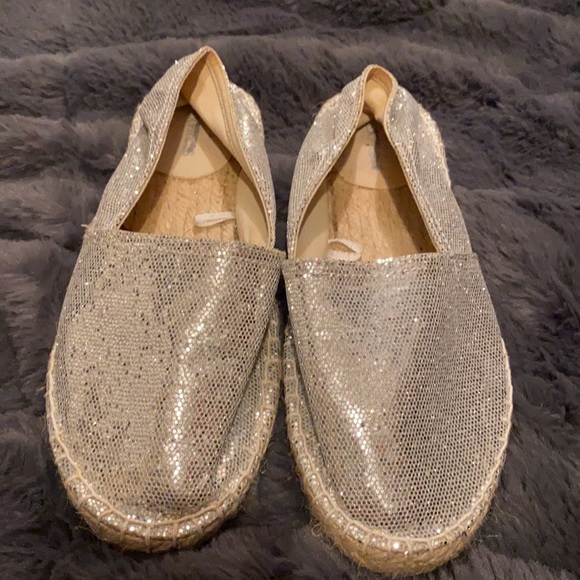 🔴Women’s Express Size 8 Sparkle Flats 💫 - Picture 2 of 5